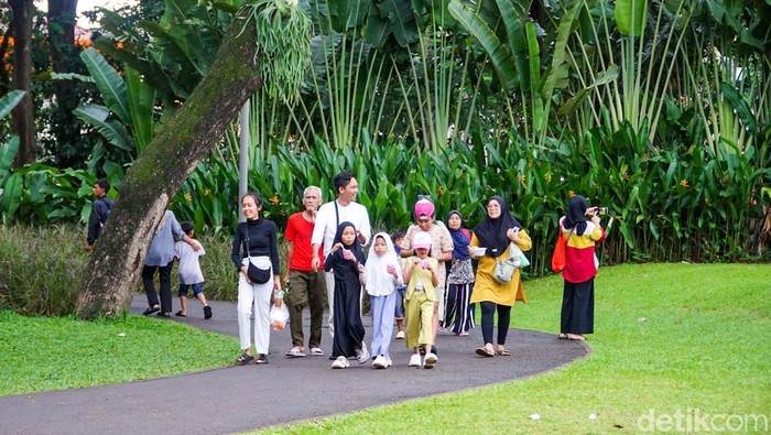 Warga memilih mengisi libur Tahun Baru di Tebet Eco Park, Jakarta Selatan, Kamis (1/1/2026). Area taman terlihat ramai oleh pengunjung.