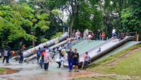 Anak-anak terlihat bermain di area permainan khusus anak. Beberapa di antaranya mencoba wahana panjat dan perosotan.