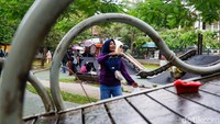 Sejumlah orang tua tampak mengawasi anak mereka dari tepian area bermain, memastikan aktivitas berjalan aman.