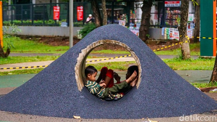 Warga memilih mengisi libur Tahun Baru di Tebet Eco Park, Jakarta Selatan, Kamis (1/1/2026). Area taman terlihat ramai oleh pengunjung.