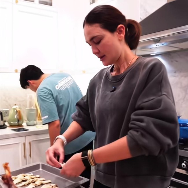 Ketika Luna Maya Jadi Asisten Maxime Bouttier Masak di Dapur
