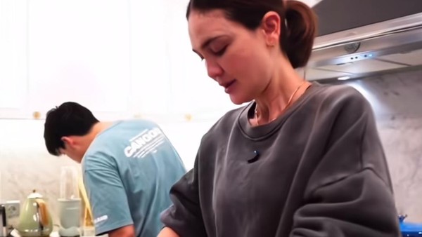 Ketika Luna Maya Jadi Asisten Maxime Bouttier Masak di Dapur