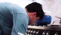 Maxime mengambil hasil panggangannya dari dalam oven. Foto: TikTok @lunamaya