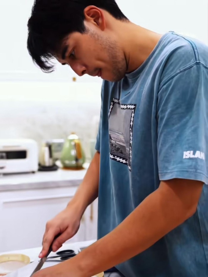 Luna Maya dan Maxime Bouttier masak bareng.