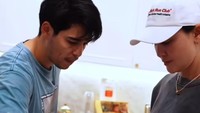 Maxime memberikan penjelasan ke Luna Maya. Aku sebenarnya bisa masak tau, kata Luna Maya dalam video. Foto: TikTok @lunamaya