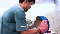 Maxime Bouttier serius banget kalau sudah di dapur. Lihat saja ekspresinya saat mengolah sayuran untuk menu makan bareng teman dan kerabat di momen liburan Natal. Foto: TikTok @lunamaya