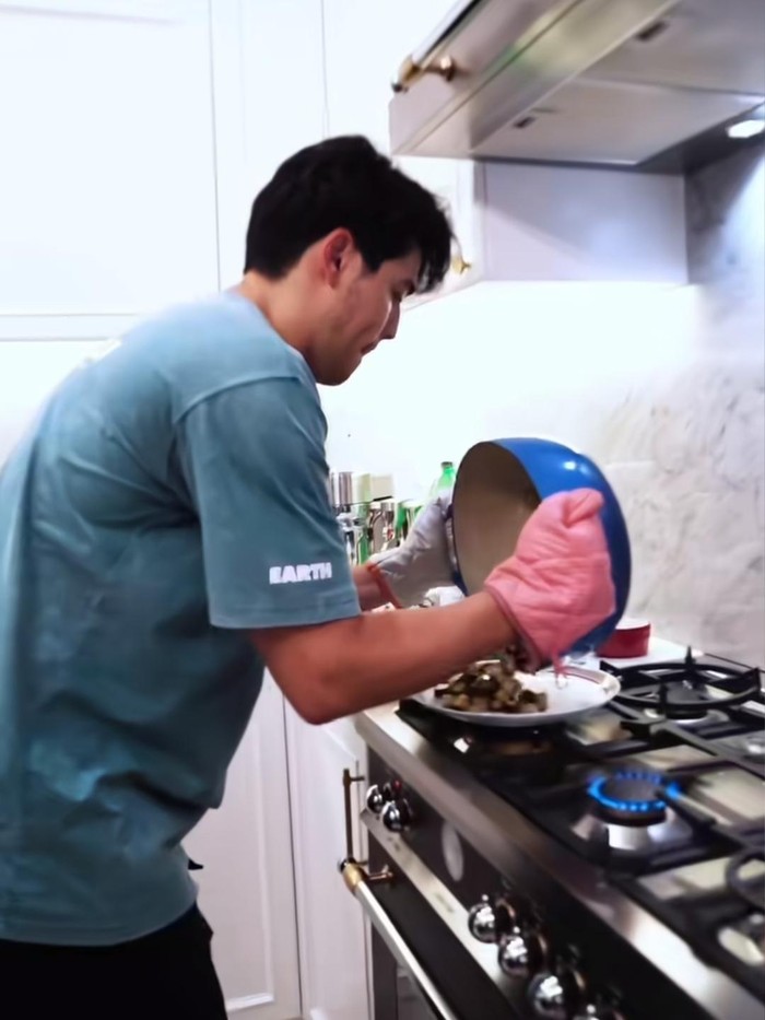 Luna Maya dan Maxime Bouttier masak bareng.