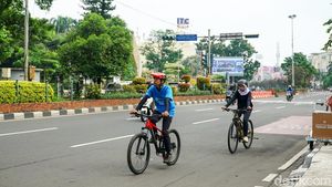 Margonda Raya Lengang di Awal 2026, Warga Manfaatkan Jalur untuk Bersepeda