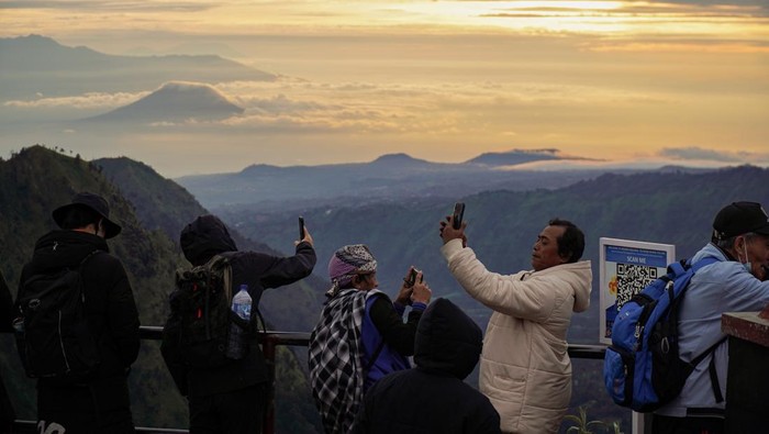 Wisatawan mengabadikan gambar matahari terbit di Penanjakan Satu Bromo, Kabupaten Pasuruan, Jawa Timur, Kamis (1/1/2026). Kawasan Taman Nasional Bromo Tengger Semeru (TNBTS) dikunjungi wisatawan yang sengaja datang untuk menyaksikan matahari terbit pertama di tahun 2026. ANTARA FOTO/Irfan Sumanjaya