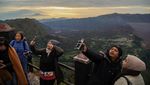 Matahari Terbit Pertama 2026 Memikat Wisatawan di Gunung Bromo