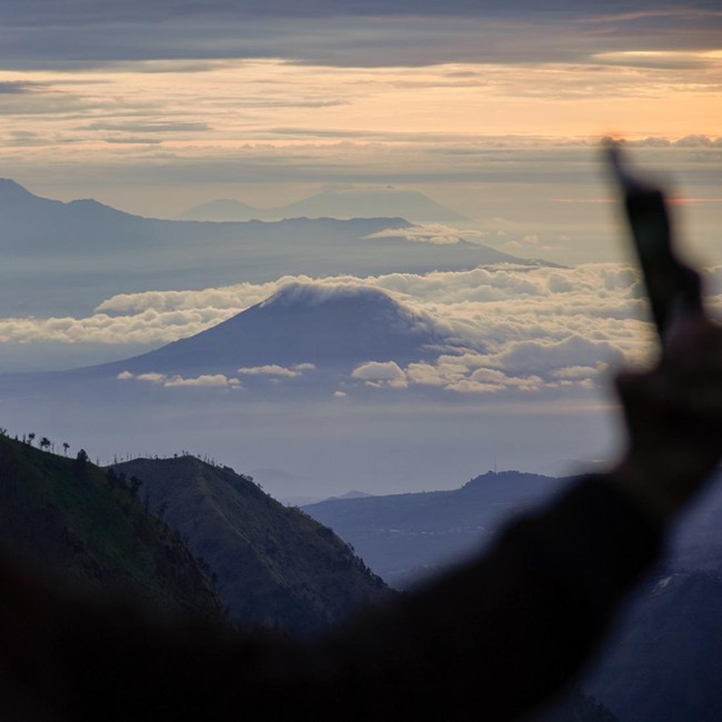 Matahari Terbit Pertama 2026 Memikat Wisatawan di Gunung Bromo