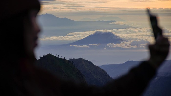 Wisatawan mengabadikan gambar matahari terbit di Penanjakan Satu Bromo, Kabupaten Pasuruan, Jawa Timur, Kamis (1/1/2026). Kawasan Taman Nasional Bromo Tengger Semeru (TNBTS) dikunjungi wisatawan yang sengaja datang untuk menyaksikan matahari terbit pertama di tahun 2026. ANTARA FOTO/Irfan Sumanjaya