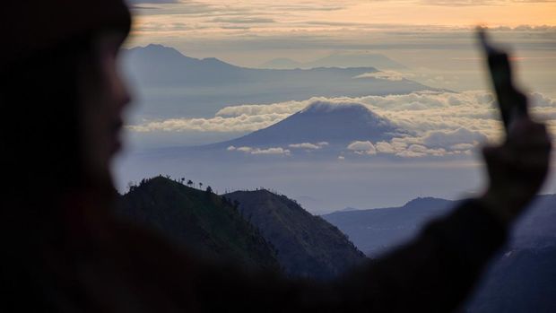 Matahari terbit pertama 2026 di Gunung Bromo Wisatawan mengabadikan gambar matahari terbit di Penanjakan Satu Bromo, Kabupaten Pasuruan, Jawa Timur, Kamis (1/1/2026). Kawasan Taman Nasional Bromo Tengger Semeru (TNBTS) dikunjungi wisatawan yang sengaja datang untuk menyaksikan matahari terbit pertama di tahun 2026. ANTARA FOTO/Irfan Sumanjaya