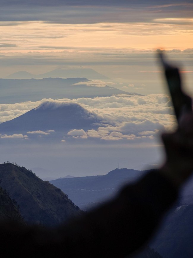Matahari Terbit Pertama 2026 Memikat Wisatawan di Gunung Bromo