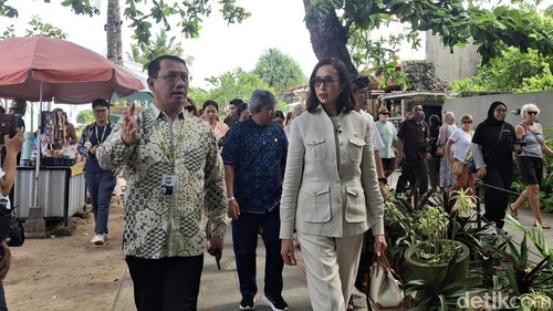 Menteri Pariwisata Widiyanti Putri Wardhana, saat mengunjungi Puri Saren Ubud. Kamis (1/1/2026).