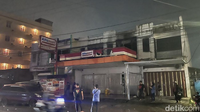 Minimarket di Jalan Andi Tonro Makassar Terbakar Usai Pemuda Tawuran Petasan