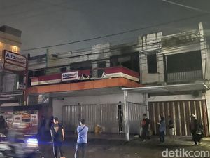 Minimarket di Jalan Andi Tonro Makassar Terbakar Usai Pemuda Tawuran Petasan