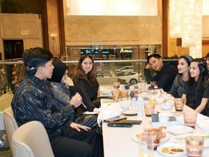 5 Seleb Rayakan Tahun Baru, Pesta BBQ Hingga Makan Anggur di Bawah Meja