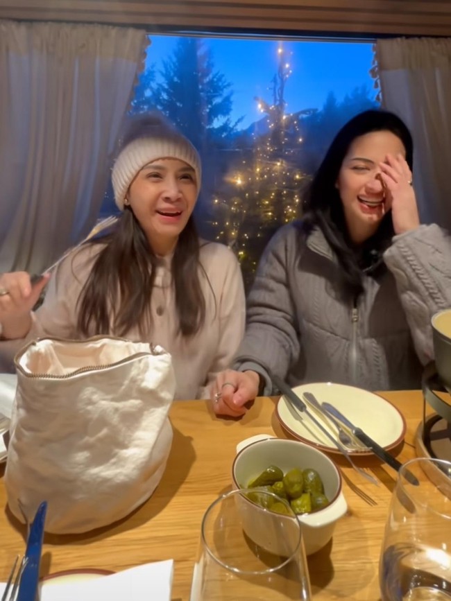 Ketika Nagita Slavina Ajak Nia Ramadhani Mundur Teratur Dengar Harga Jaket Rp 1,6 M