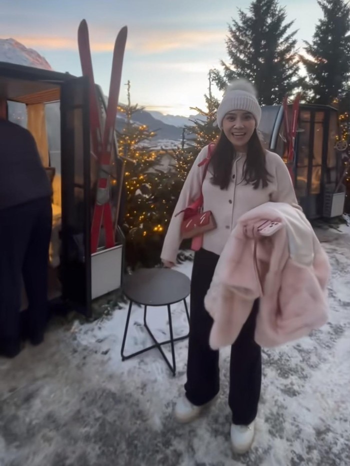 Nagita Slavina dan Nia Ramadhani dibuat syok ketika mendengar harga jaket bulu Rp 1,6 miliar di Swiss.