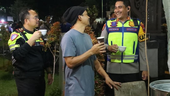 Guyub, Polres Jepara Bagikan 1.000 Kopi Gratis Saat Pengamanan Malam Tahun Baru