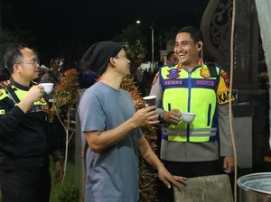 Guyub, Polres Jepara Bagikan 1.000 Kopi Gratis Saat Pengamanan Malam Tahun Baru