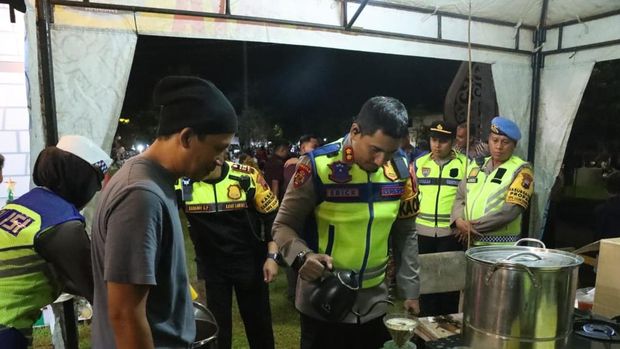 Momen guyub personel Polres Jepara bagikan 1.000 cup kopi gratis bagi warga di Pos Terpadu Alun-alun 1 Jepara, Rabu (31/12/2025).