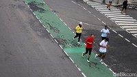 Kondisi jalan yang lengang dimanfaatkan masyarakat untuk berolahraga. Sejumlah warga terlihat berlari dan bersepeda di sepanjang trotoar dan jalur sepeda, menikmati udara pagi serta suasana kota yang lebih tenang.