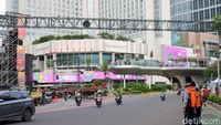 Suasana jalan di seputaran Hotel Indonesia tampak lenggang, namun petugas Dinas Perhubungan tetap berjaga.