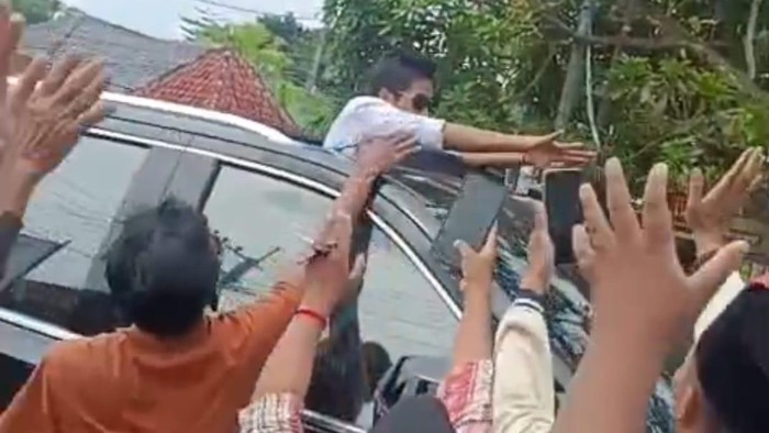 Penggemar Valen di Sampang Nekat Hadang Rombongan di Jalan