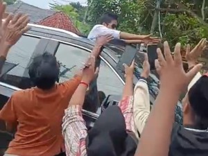 Penggemar Valen di Sampang Nekat Hadang Rombongan di Jalan