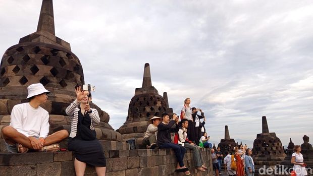 Para wisatawan menikmati sunrise pertama di tahun 2026 dari puncak Candi Borobudur, Magelang. Para wisatawan menikmati sunrise pertama di tahun 2026 dari puncak Candi Borobudur, Magelang, Kamis (1/1/2026).