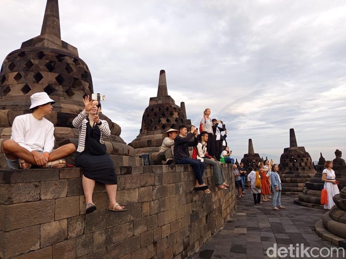 Para wisatawan menikmati sunrise pertama di tahun 2026 dari puncak Candi Borobudur, Magelang, Kamis (1/1/2026).