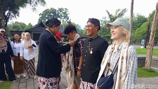 Para wisatawan menikmati sunrise pertama di tahun 2026 dari puncak Candi Borobudur, Magelang. Para wisatawan menikmati sunrise pertama di tahun 2026 dari puncak Candi Borobudur, Magelang, Kamis (1/1/2026).