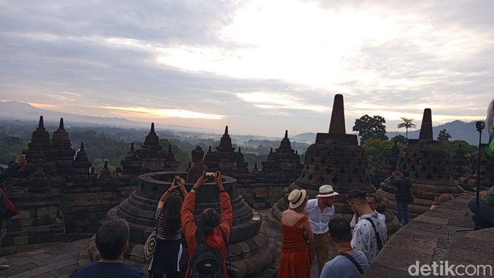 Menikmati Cantiknya Sunrise Pertama di 2026 dari Puncak Candi Borobudur