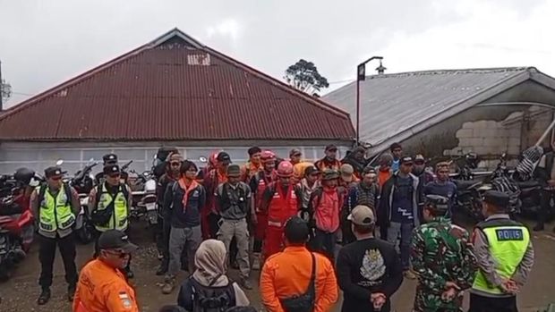 Pencarian pendaki hilang asal Magelang di Gunung Slamet terkendala cuaca buruk, Kami (1/1/2026). Pencarian pendaki hilang asal Magelang di Gunung Slamet terkendala cuaca buruk, Kami (1/1/2026).