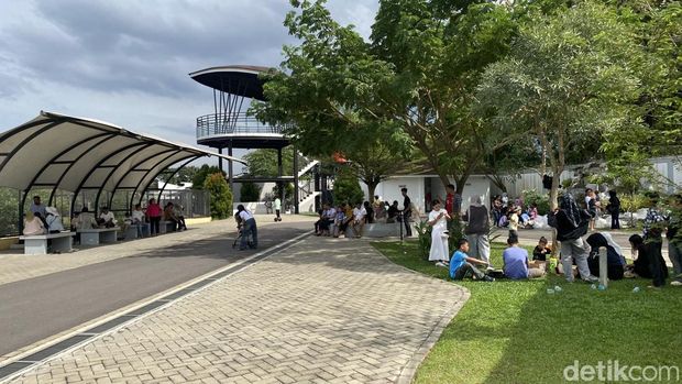 Pengunjungi memadati Penangkaran Buaya Asam Kumbang Medan saat momen libur tahun baru. (M Ilham Pradila/detikcom)