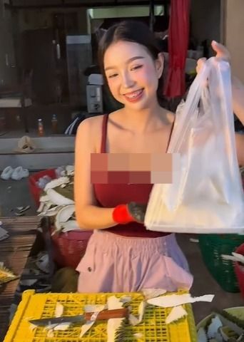 Viral! Sosok Penjual Durian Cantik Jadi Sorotan di Pasar Malam