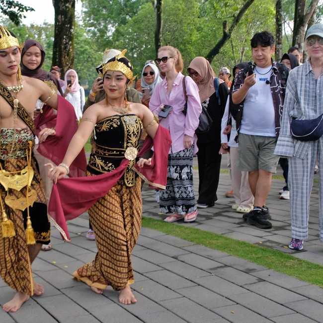 Borobudur Sambut Wisatawan Pertama Tahun 2026 dengan Tari Tradisional