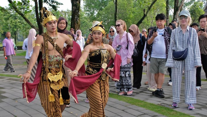 Sepasang penari menjadi Cucuk Lampah atau penunjuk jalan saat menyambut kedatangan wisatawan pertama tahun 2026 di Taman Wisata Borobudur, Magelang, Jawa Tengah, Kamis (1/1/2026). PT Taman Wisata Borobudur mengadakan penyambutan secara khusus kepada wisatawan pertama tahun 2026 sebagai bentuk apresiasi dan pelayanan prima kepada wisatawan.  ANTARA FOTO/Anis Efizudin/nz