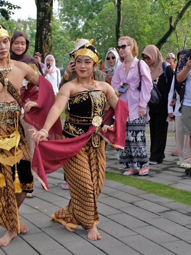Borobudur Sambut Wisatawan Pertama Tahun 2026 dengan Tari Tradisional