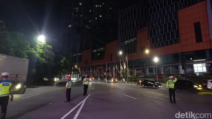 Penyekatan lalu lintas saat malam tahun baru di Bundaran Waru.