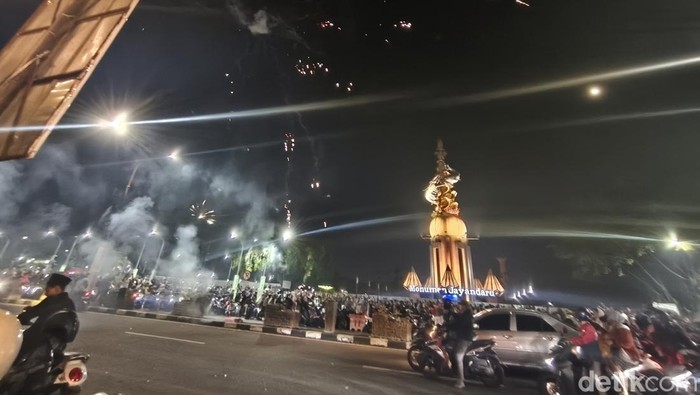 Pesta kembang api malam pergantian tahun di Alun-alun Sidoarjo.