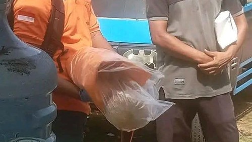 Petugas Inafis Polres Dompu membungkus tengkorak yang ditemukan oleh bocah di Pantai Aloha, Dusun Nangadoro, Desa Huu, Dompu, Kamis (1/1/2026). (Istimewa)