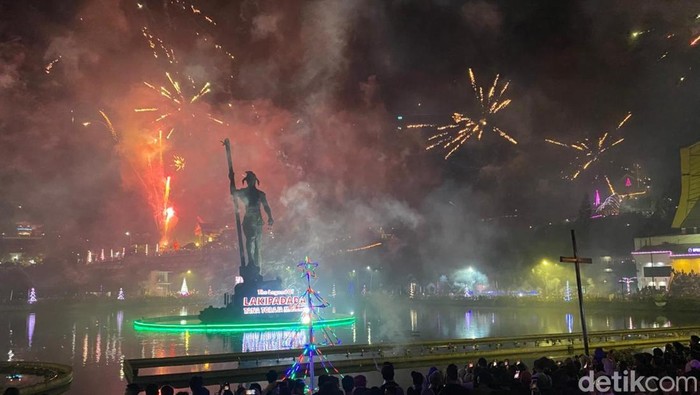 Plaza Kolam Makale Tana Toraja Dimeriahkan Kembang Api Tahun Baru