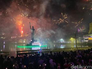 Plaza Kolam Makale Tana Toraja Dimeriahkan Kembang Api Tahun Baru