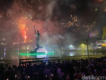 Plaza Kolam Makale Tana Toraja Dimeriahkan Kembang Api Tahun Baru