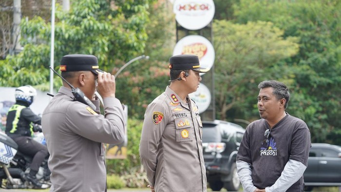 Polisi saat mengecek keamanan objek wisata di Lembang