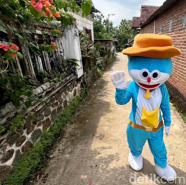 Potret  Haru di Balik Viralnya Badut Perempuan di Mojokerto