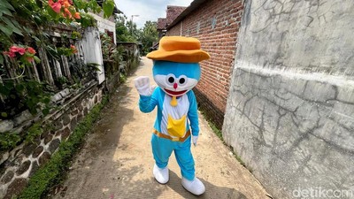 Potret  Haru di Balik Viralnya Badut Perempuan di Mojokerto